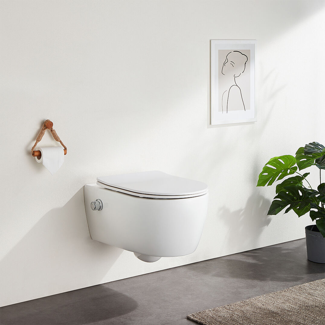 Hangende witte toilet in een witte badkamer