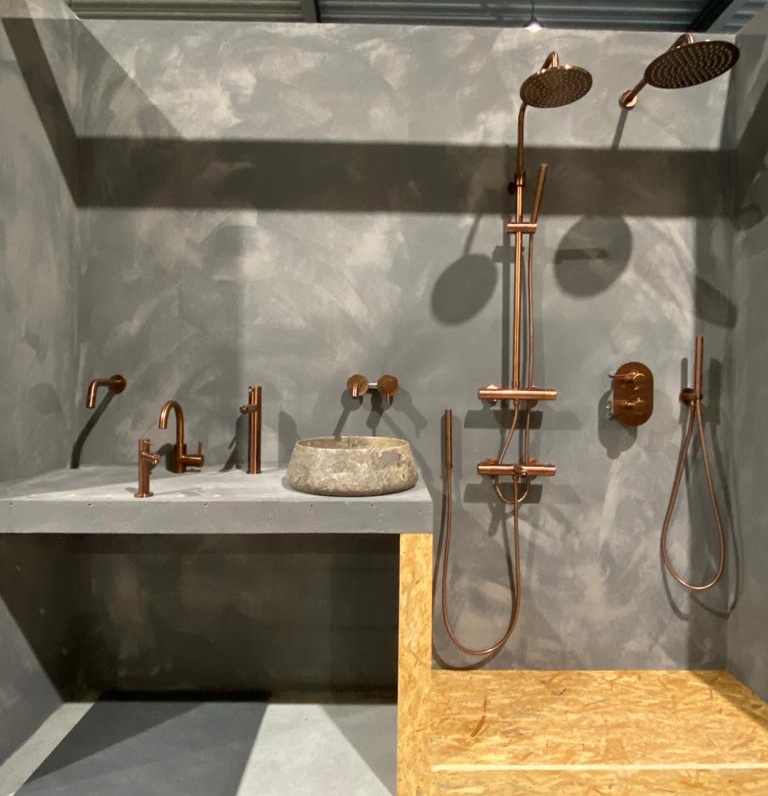 verschillende bronzen badkamer accessoires in showroom
