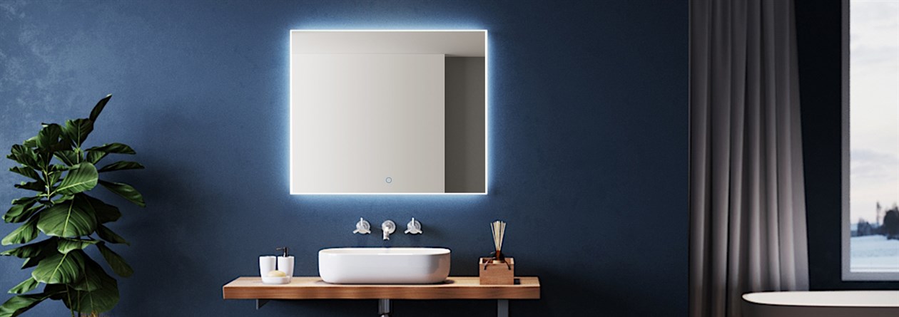 Badkamer met verlichte spiegel
