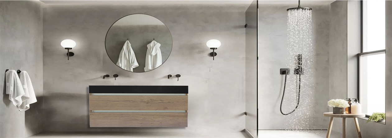 Volledige badkamer met ronde spiegel, wastafel en regendouche